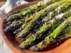 crispy grilled garlic parmesan asparagus spears - featured image