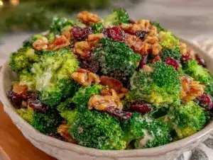 crunchy broccoli salad - featured image